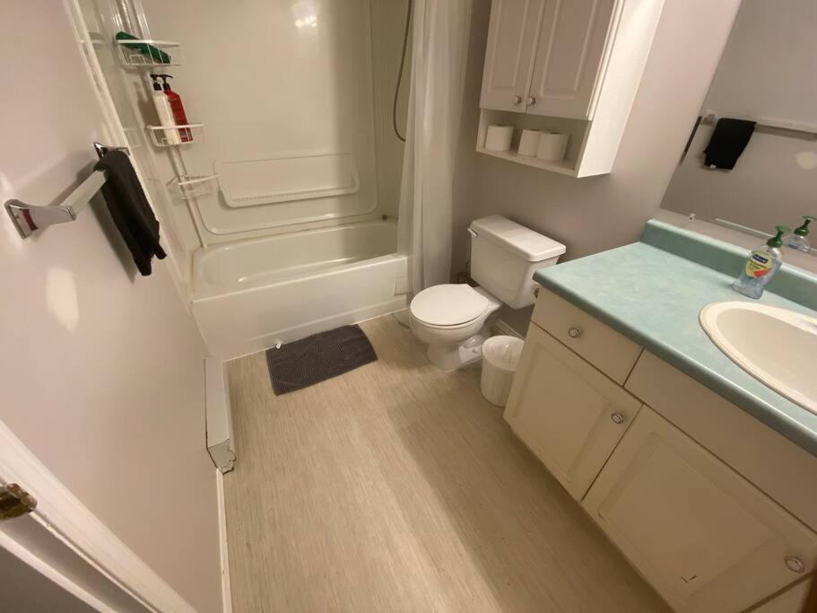 Artistic Apartment Near Downtown Виктория Екстериор снимка