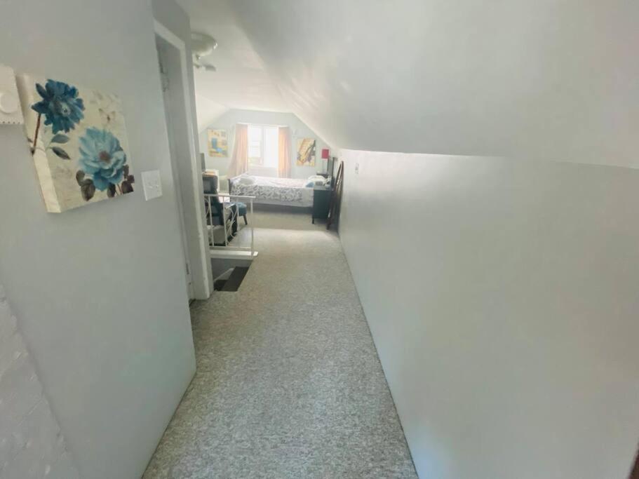 Artistic Apartment Near Downtown Виктория Екстериор снимка