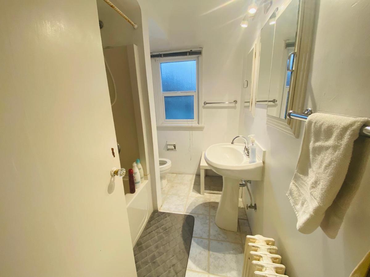 Artistic Apartment Near Downtown Виктория Екстериор снимка
