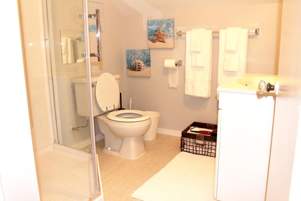 Artistic Apartment Near Downtown Виктория Екстериор снимка